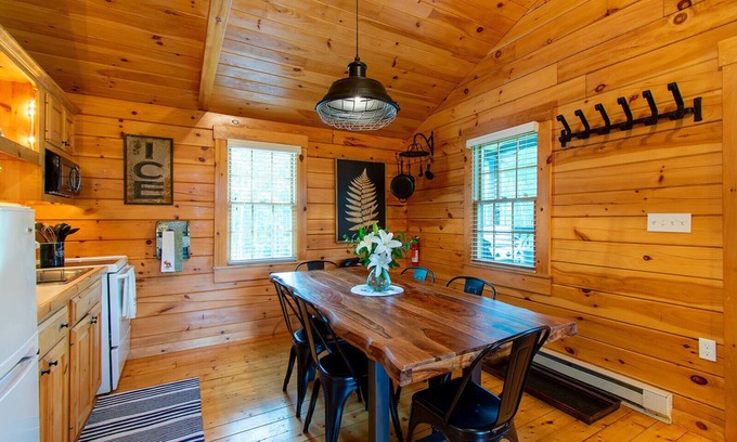 Lincolnville Cabin | Cozy 2-Bedroom Cabin - 10 Minutes to Camden!