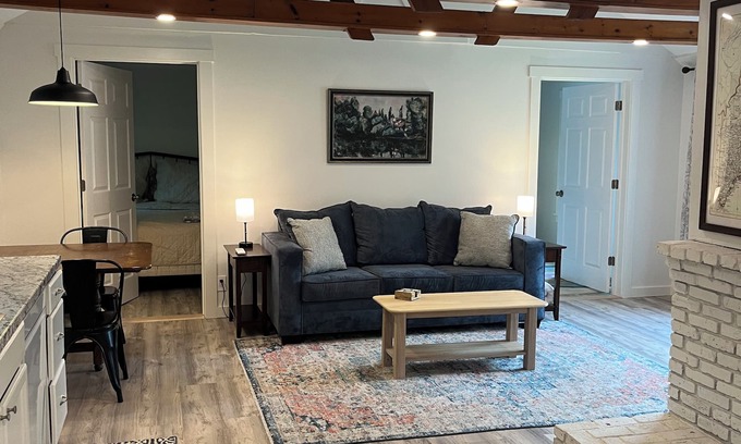 South China Cabin | Cozy 2-bedroom cabin in tranquil China, Maine with AC, WiFi