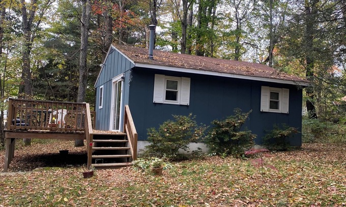 Sherwood Forest Cabin | Cozy 2-bedroom cabin in charming Becket with WiFi, AC