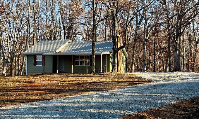 Lexington Cabin | Cozy 2-bedroom cabin in charming Lexington with WiFi, AC