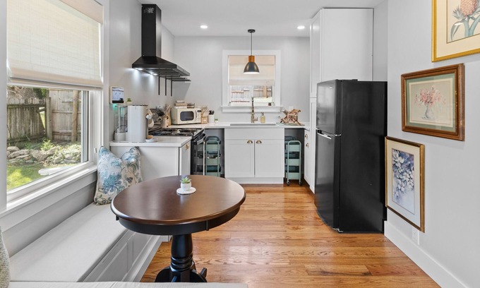 Hadley - Washington House | Cozy 2 Bedroom Close to Downtown