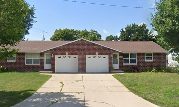 Ashwaubenon Condo | Cozy 2-bedroom condo in awesome Ashwaubenon with WiFi, AC.