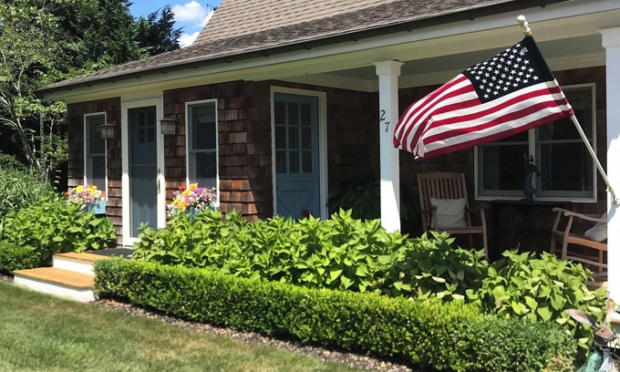 Bellport House | Cozy 2 bedroom Cottage. Steps to Restaurants, Shops and Fire Island Ferry