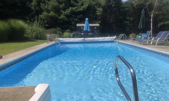 Woodstock Cottage | Cozy 2 bedroom cottage in Woodstock heated pool, mountain views,bbq,swim 🏊♂️ hike