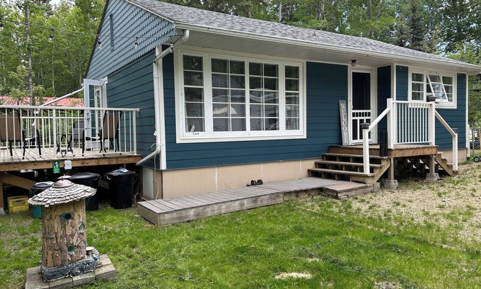 Division No. 8 Cottage | Cozy 2 Bedroom Family Cottage