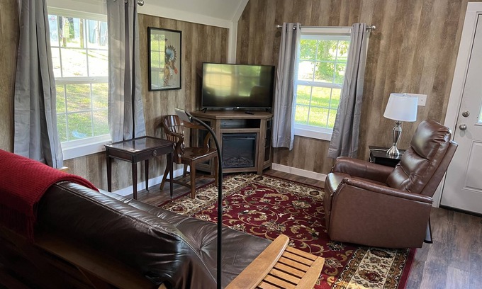 Dunlap Cottage | Cozy 2 Bedroom Guesthouse at High Corner Farm
