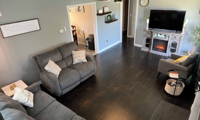 McPherson House | Cozy 2-bedroom home near McPherson College and park with HUGE yard- pet friendly