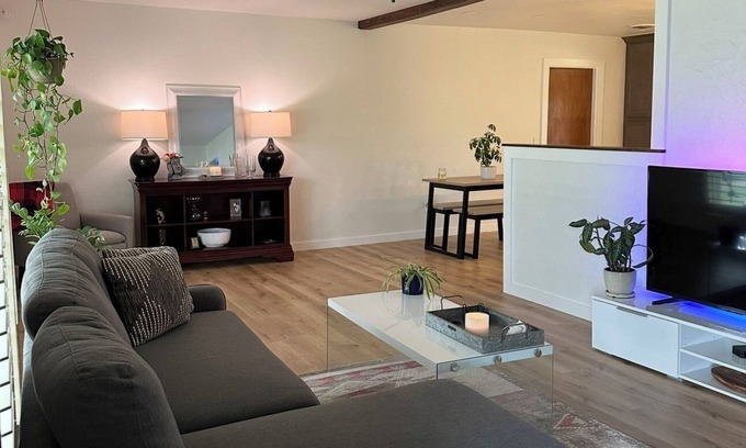 Plainview House | Cozy 2-bedroom house with WiFi and AC in Plainview