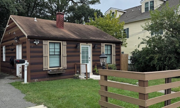 Rockville House | Cozy 2-bedroom house walkable to Rockville Metro Station and The Square