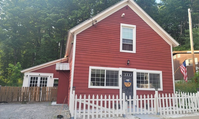 Corinth House | Cozy 2-bedroom house with WiFi, AC in charming Lake Luzerne.