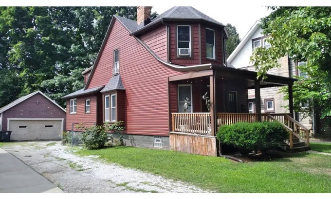 Highland Square Apartment | Cozy 2 bedroom in Highland Square, pets welcome!