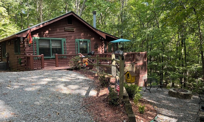 Blue Ridge Cabin | Cozy 2-bedroom, one bath cabin in amazing Blue Ridge mountains.with Wi Ac