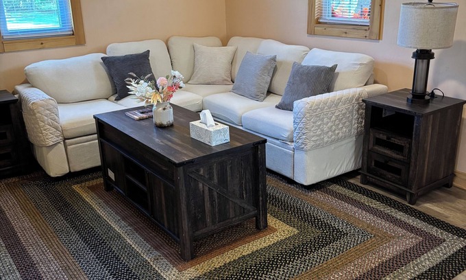 Jacksonville Cabin | Cozy 2 bedroom pet friendly cabin in great location with all the extra's