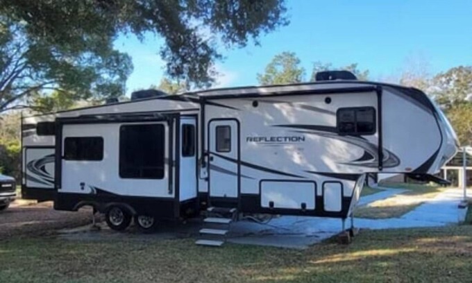 North Northwest Pensacola Apartment | Cozy 2-Bedroom RV in Pensacola with WiFi and AC