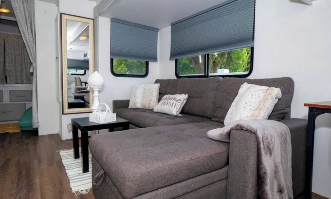 Berkeley Manor House | Cozy 2-bedroom RV with WiFi, AC in lovely Spring Hill