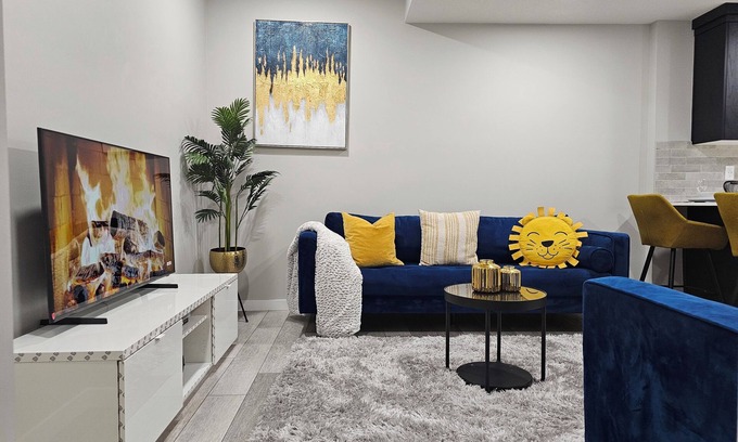 Southwest Calgary House | Cozy 2 bedroom Suite in SouthWest, Calgary - Fast Wifi + Free Parking