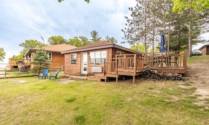 New Lisbon Cottage | Cozy 2-Bedroom Waterfront Cottage on Castle Rock Lake – Right Next to Shipwreck Bar & Grill