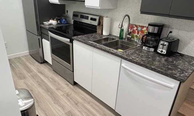 Coquitlam Apartment | Cozy 2 br suit in green and peaceful neighborhood, close to Coquitlam center.