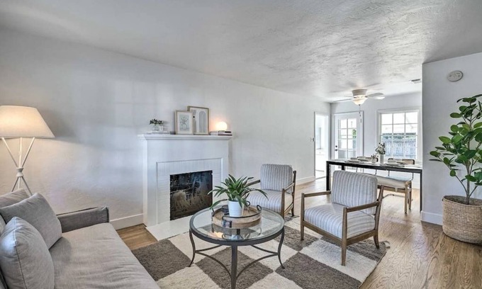 West Sacramento House | Cozy 2BD 1B bungalow + King Bed near Sutter Park