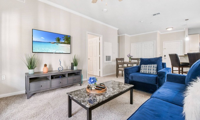 Sun Bay South Condo | ⭐️ Cozy 2BD/2BA⭐️Pool🏊🏻♂️Gym🏋🏻♀️Work Space⭐️SmartTV