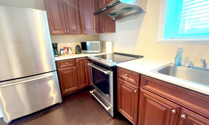 Delta House | COZY 2bed-2bath independent walkout suit holiday home in Delta.