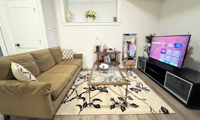 Surrey House | Cozy 2BR basement suite 5 mins from Elgin Park