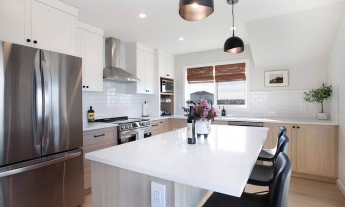 Airdrie Apartment | Cozy 2BR Carriage House with Waterfront Views