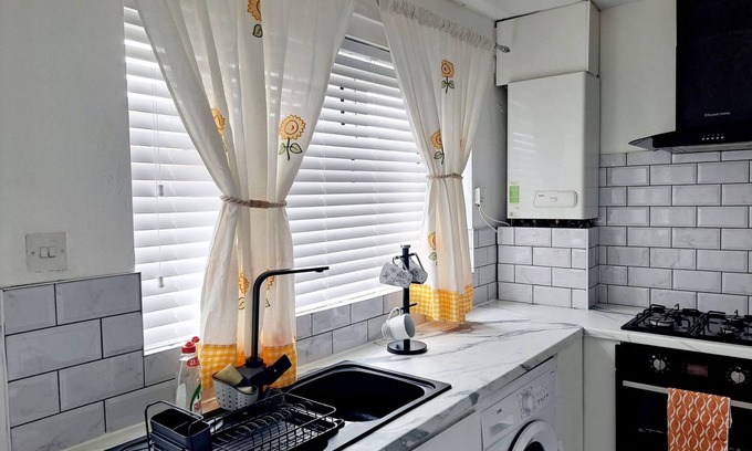 Leeds House | Cozy 2BR Home Pets Welcome Free Parking & Wifi