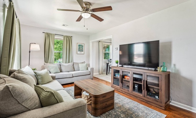 Midwest City House | Cozy 2BR near Tinker AFB with full kitchen and comfy living space — perfect for work or family stays
