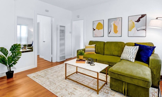 Alhambra House | Cozy 2BR Pet-Friendly Stay + Near DTLA #TravelSGV