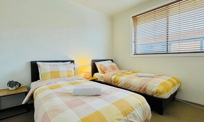 Albury Apartment | Cozy 2BR Retreat, 3-Minute Drive to Albury Airport
