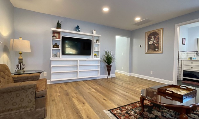 Bristol Apartment | Cozy 2BR Retreat | Near Casino, Queen Beds, Parking