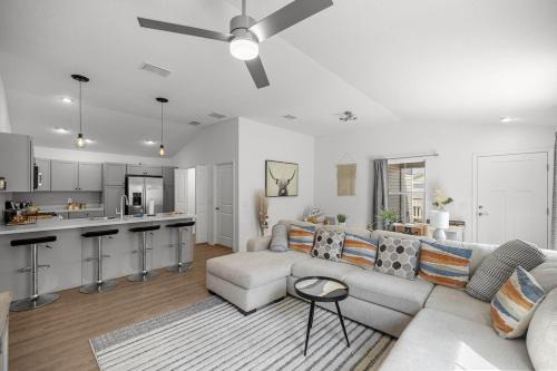 Sumter County House | Cozy 2BR With Golfcart 5 Mins to Eastport Sq