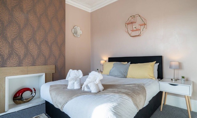 Gateshead Apartment | Cozy 3 Bed Apartment - Parking