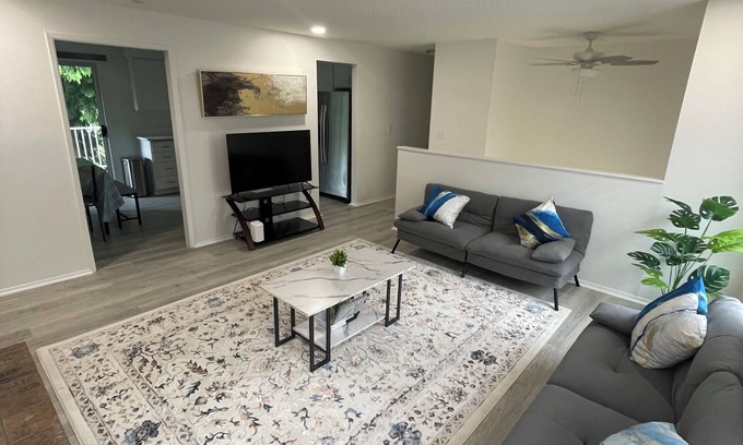 Covington House | Cozy 3-bedroom 2.5 bath house in Kent, recently renovated + All new furniture