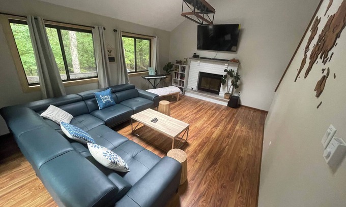 Thornhurst Cabin | Cozy 3-bedroom cabin in enchanting Pocono Lake with AC, WiFi