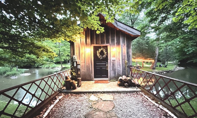 Blacklick Cabin | Cozy 3-bedroom cabin in lovely New Albany with WiFi, AC