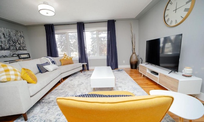 Northeast Edmonton House | Cozy 3 Bedroom Contemporary Home With Free Parking