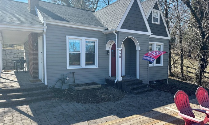 Radford House | Cozy 3-bedroom cottage right off campus with stunning view of Radford University