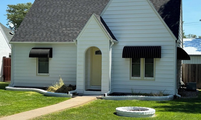McCook House | Cozy 3-bedroom cottage with AC and WiFi in central McCook location
