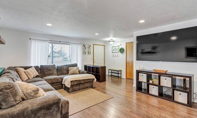 Albany House | Cozy 3 Bedroom Family Home w/Fenced Yard & Patio!