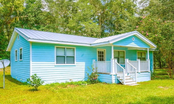 Florahome House | Cozy 3 Bedroom Florida Style Cabin & Property at George’s Lake