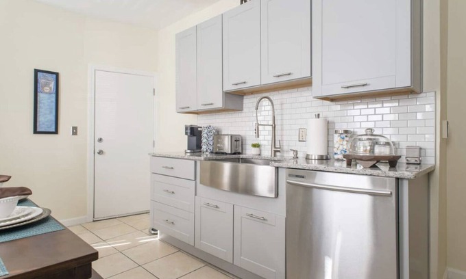 West Codman Hill - West Lower Mills House | Cozy 3 bedroom - Free Parking, close to buses.