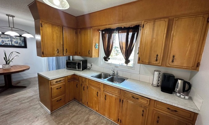 The Pas House | Cozy 3-bedroom house in amazing The Pas with WiFi, great for working crews