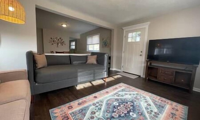 Oakmont House | Cozy 3-bedroom house Quiet street Free parking