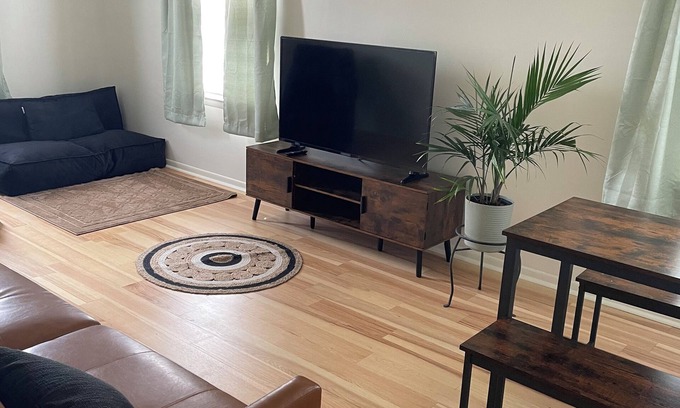 Owosso House | Cozy 3 Bedroom in Owosso close to hospital and Curwood Castle.