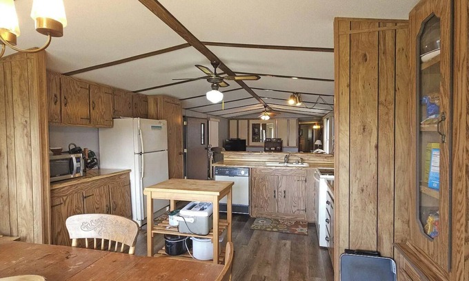 Harpers Ferry House | Cozy, 3-bedroom mobile home with WiFi, AC, garage, & bar area in Harpers Ferry!