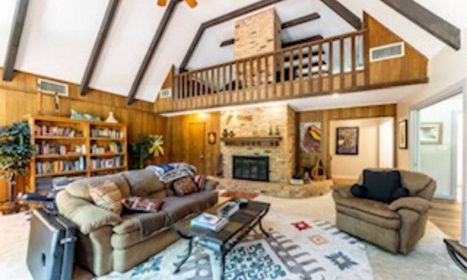 Gordonville House | Cozy 3 Bedroom Retreat Getaway near Lake Texoma!