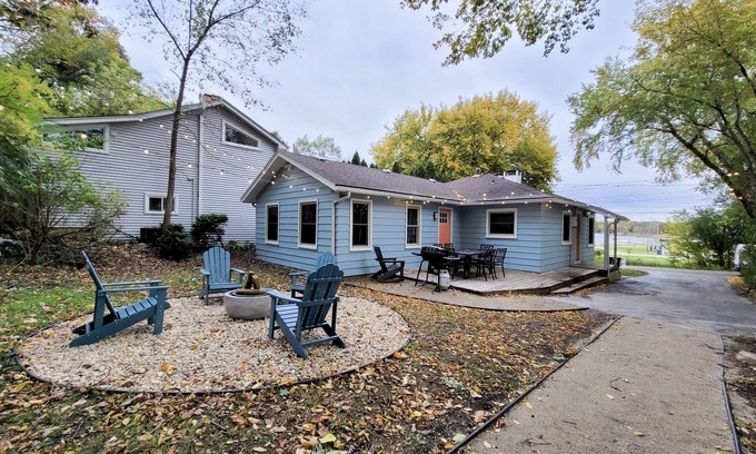 Barrington Cottage | Cozy 3 bedroom river cottage w/indoor fireplace