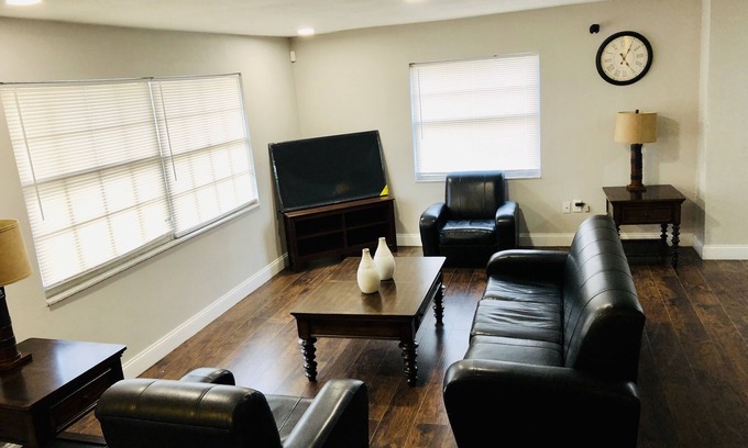 Fairvilla House | Cozy 3 bedroom second floor unit